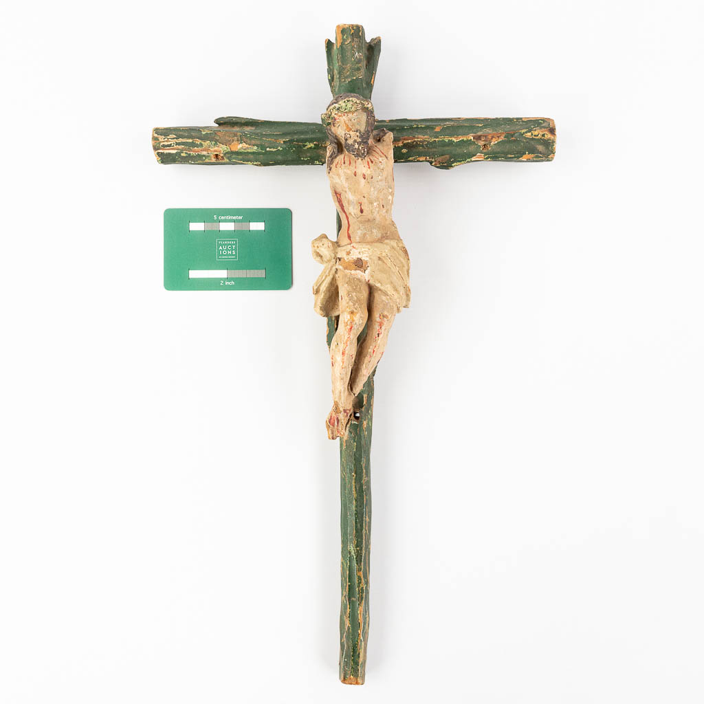 Een antieke corpus en kruisbeeld, gesculpteerd en polychrome hout, 18de eeuw. (W: 26 x H: 42,5 cm)