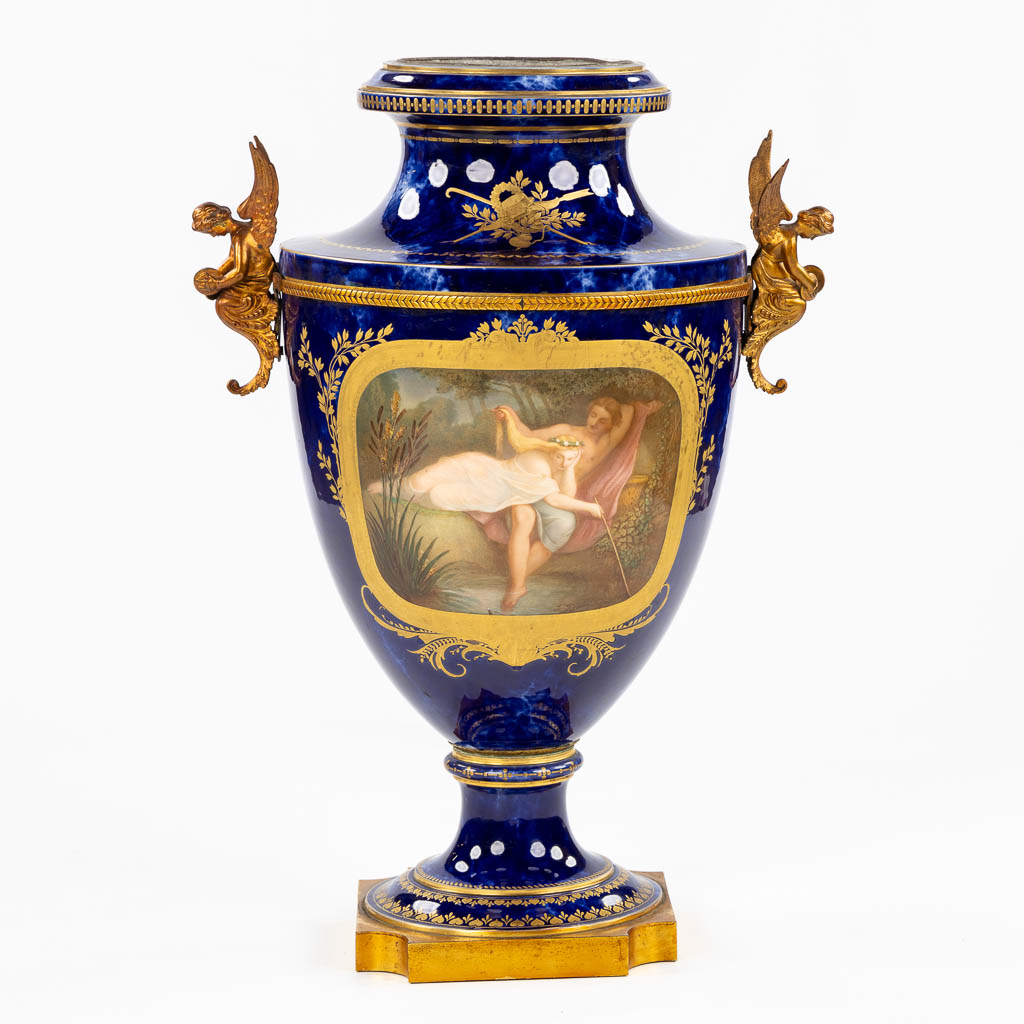 Lot 230 Sèvres, een uitzonderlijke vaas met handgeschilderd decor, Frankrijk, 1867. (L:37 x W:52 x H:76 cm)
