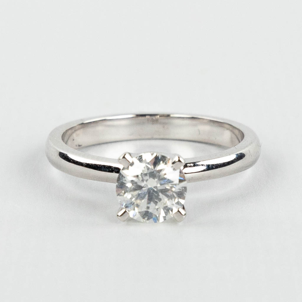 Een verlovingsring met solitaire steen in een wit gouden ring. 1.01 karaat. 