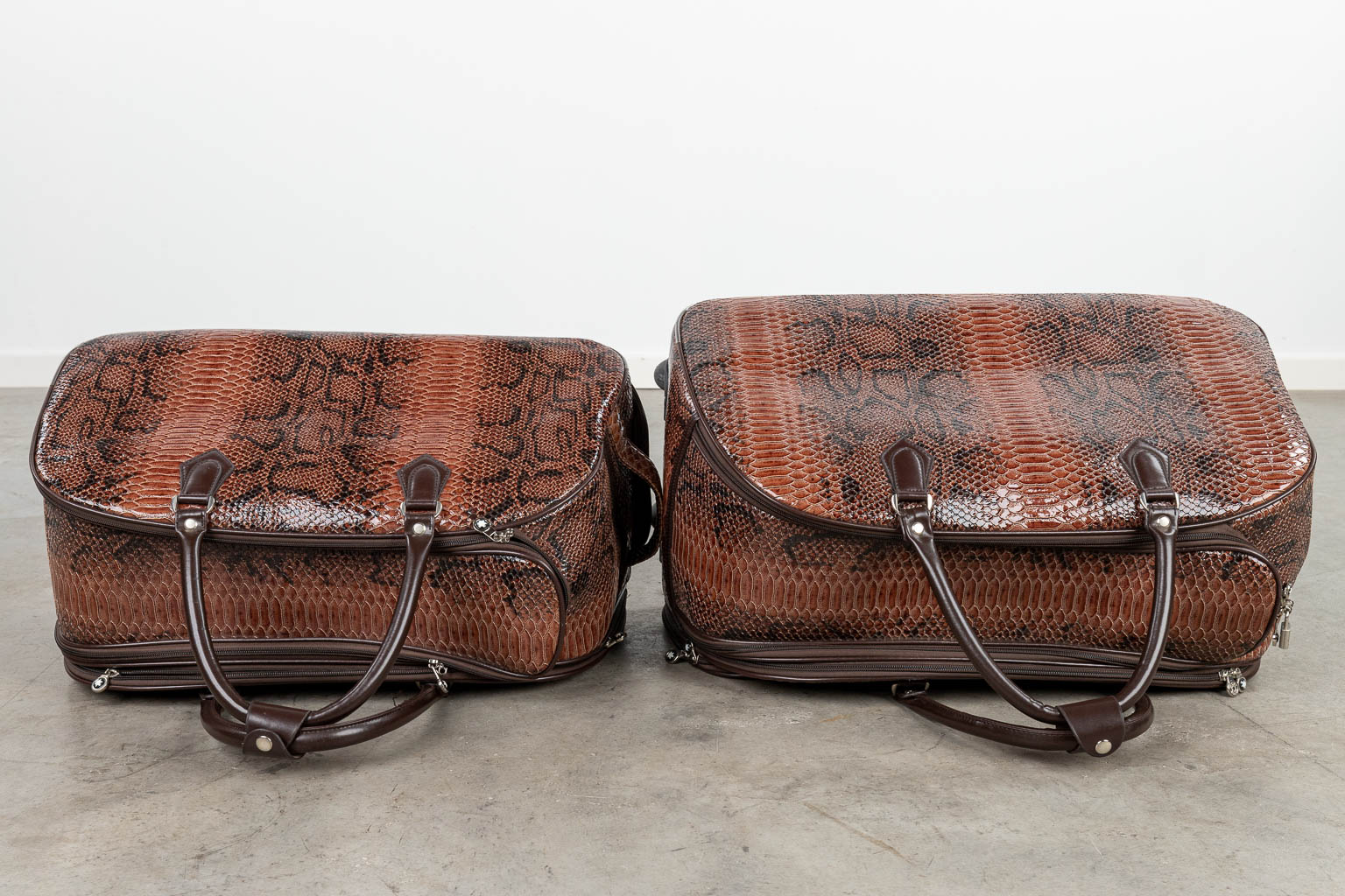 A set of 2 travel bags made of leather by Montblanc. (H:34cm)
