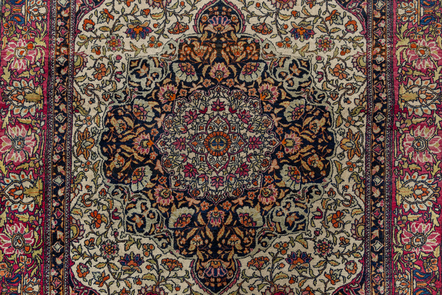 Een Oosters handgeknoopt tapijt, Isfahan. (L:225 x W:145 cm)