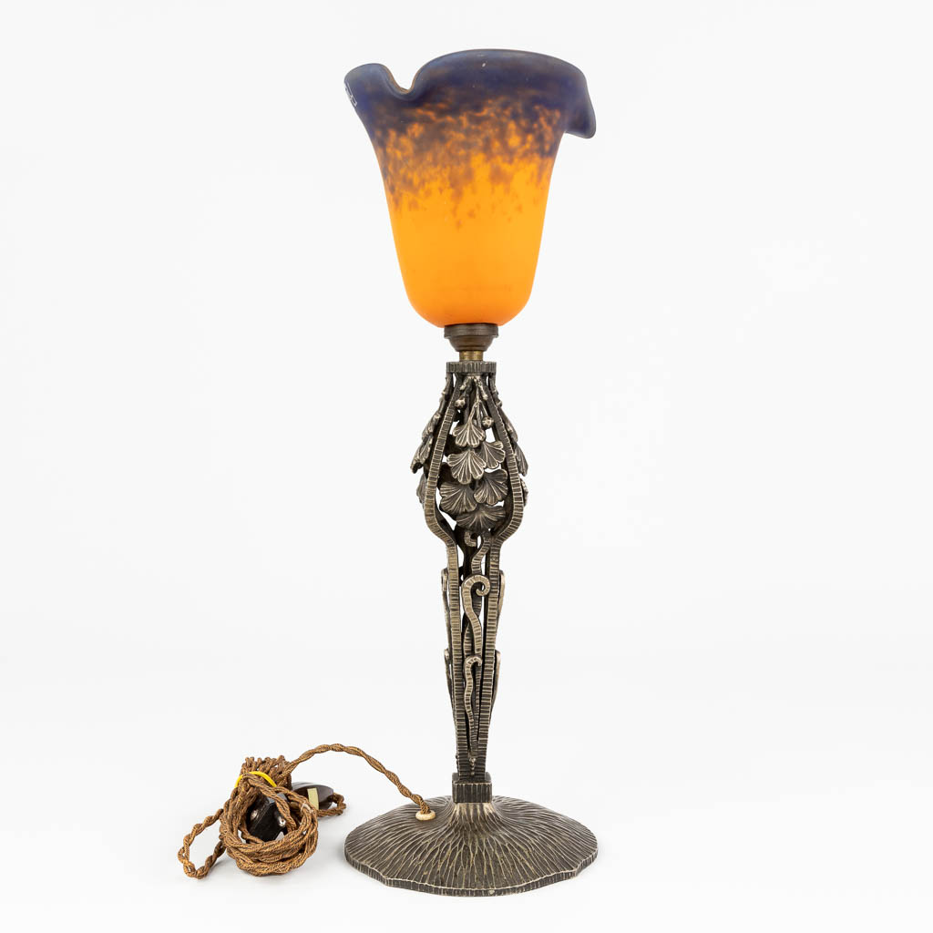  Rethondes, een smeedijzer tafellamp met pate de verre lampkap.