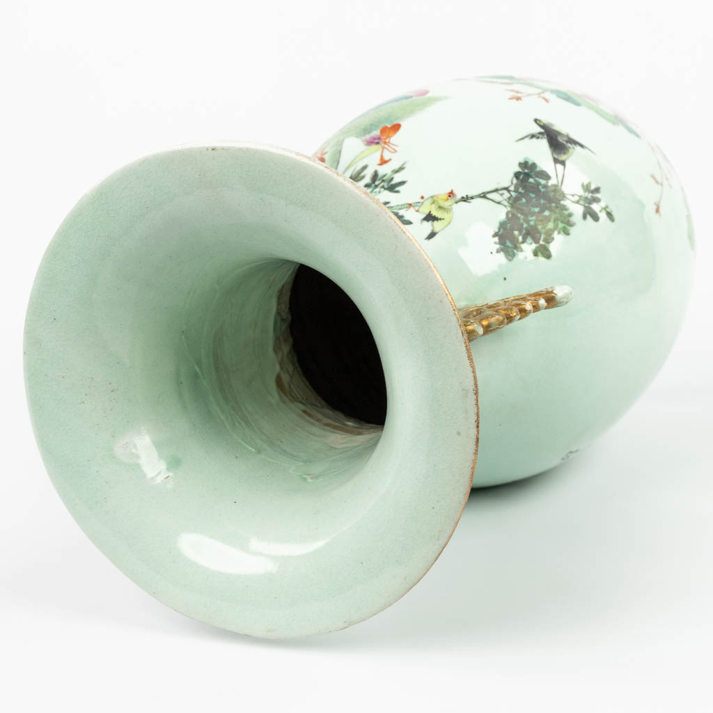 Een Chinese vaas gemaakt uit porselein met decor van vogels (H:57cm)