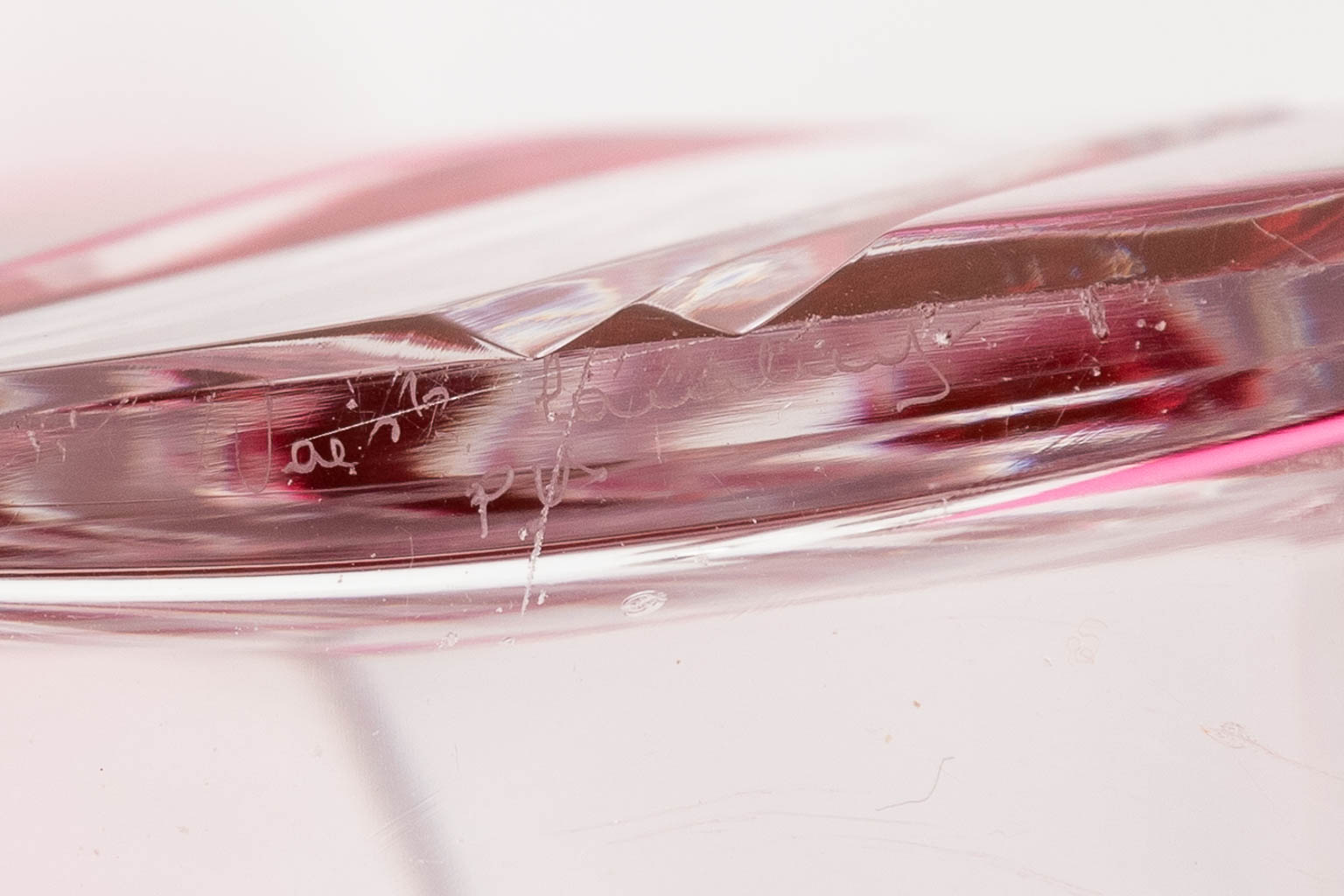 Val Saint Lambert, een vaas en bonbonière, geslepen kristal. (D:9 x W:14 x H:25 cm)