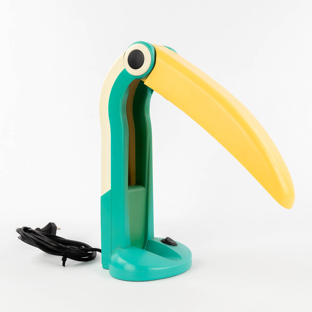  Fantasia Verlichting, a table lamp in the shape of a toucan. late 20th century. 