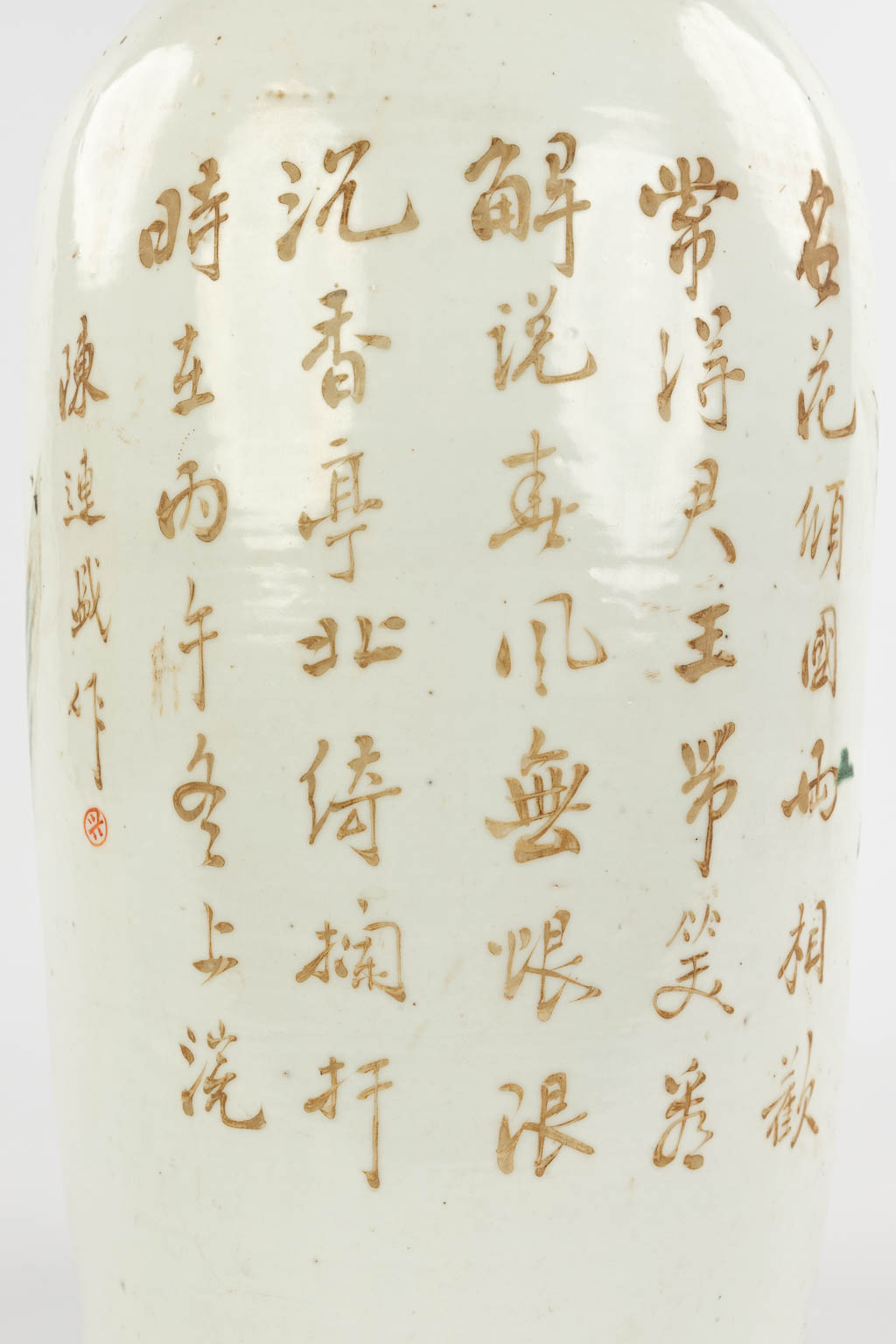 Een Chinese vaas met decor van dames in de tuin. 19de eeuw. (H:60,5 x D:23 cm)