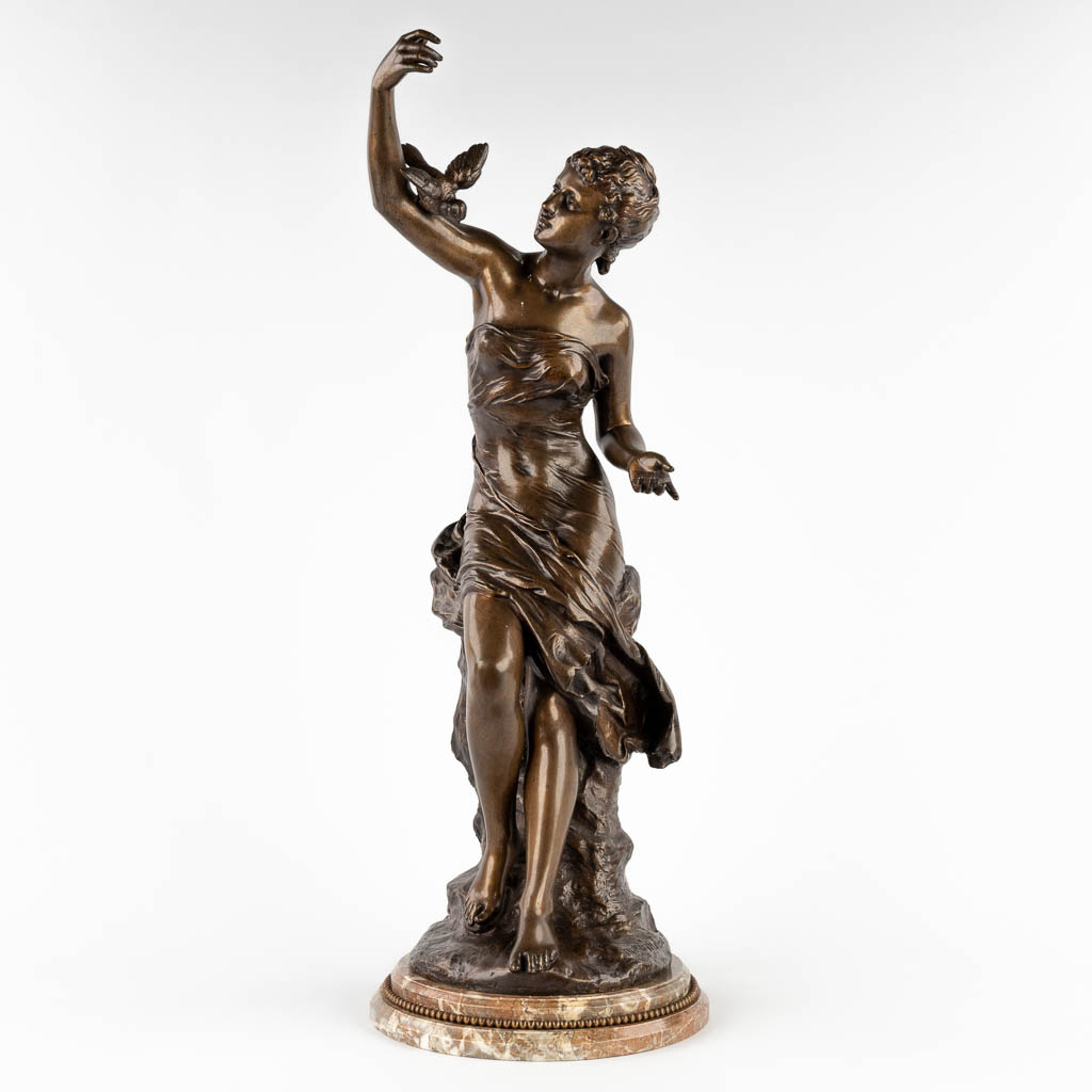 Mathurin MOREAU (1822-1912) 'Dame met een vogel' gepatineerd brons. (H:67 x D:24 cm)