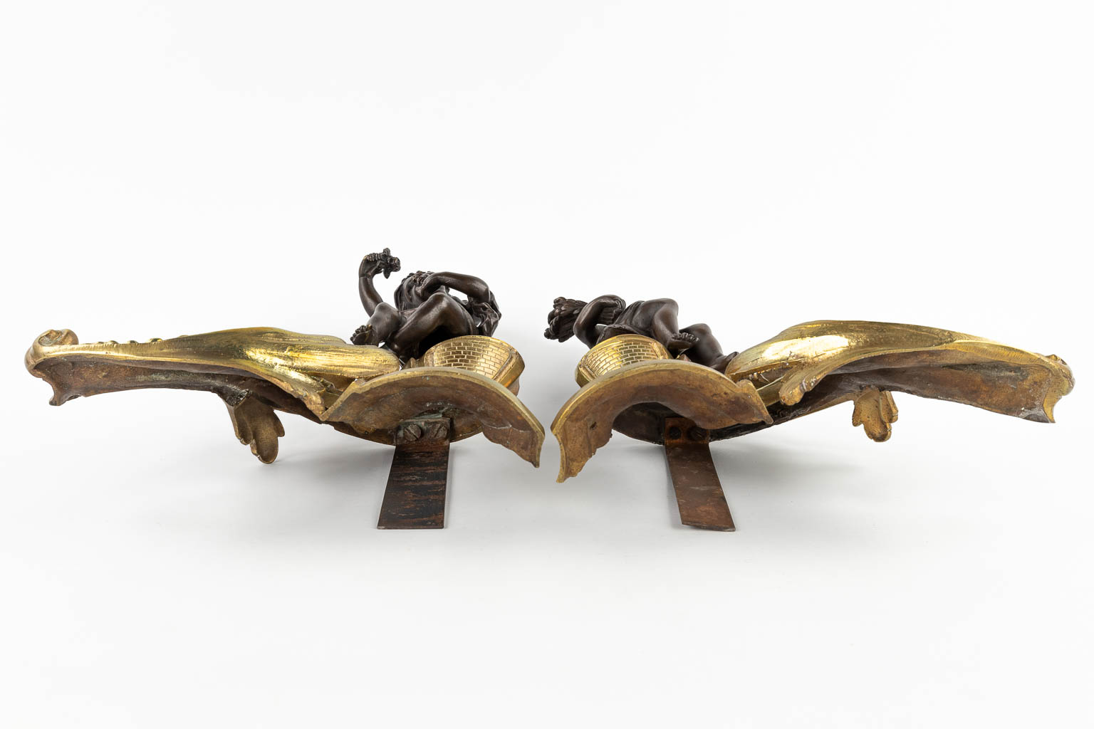 A pair of fireplace bucks decorated with putti in Louis XV style. 19th C. (W:33 x H:30 cm)