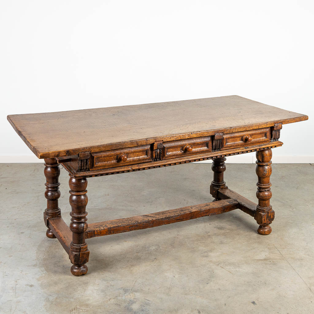 Een antieke tafel met lades, 17de eeuw. 