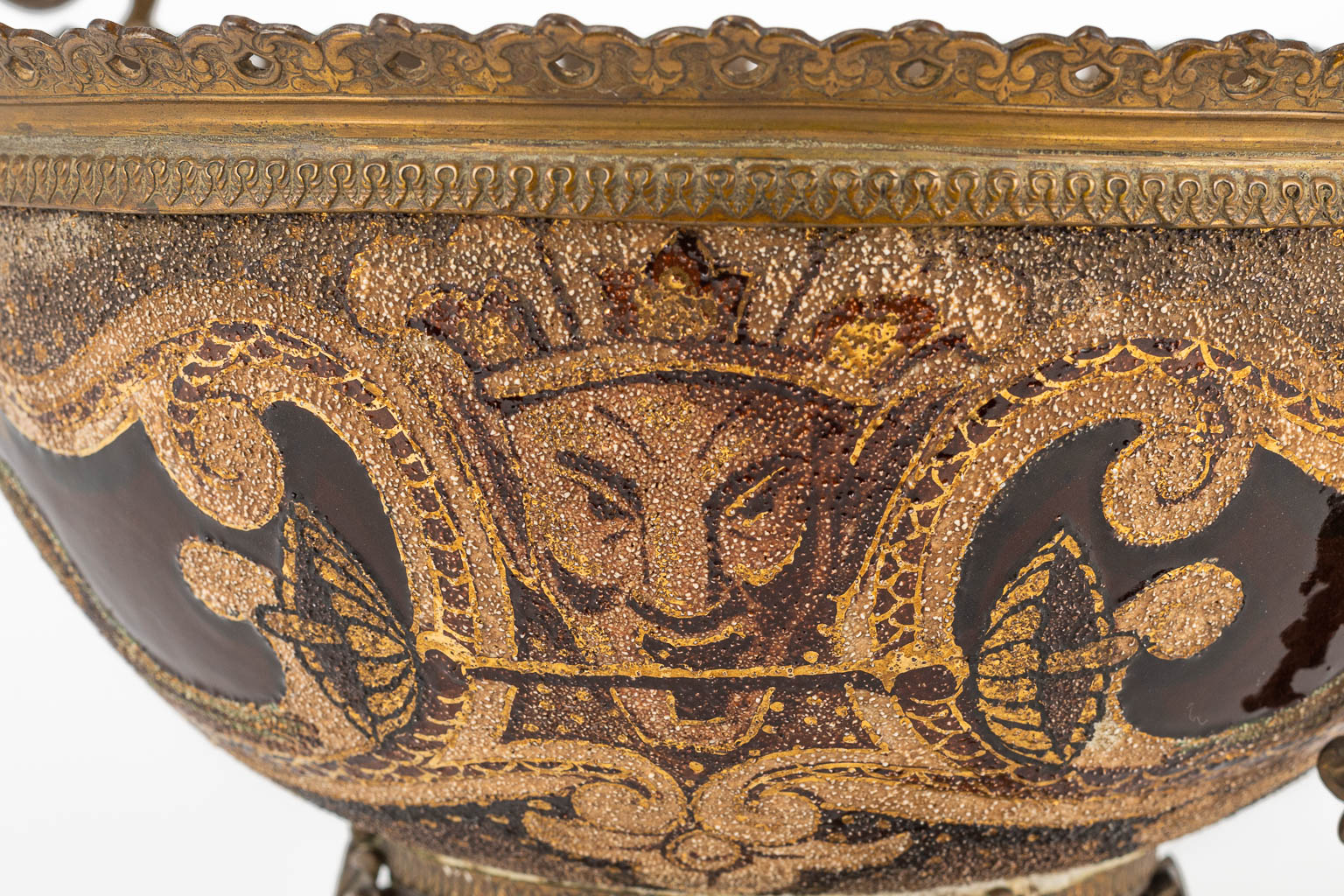 A ceramic bowl mounted with bronze in Louis XV style, 19th century. 