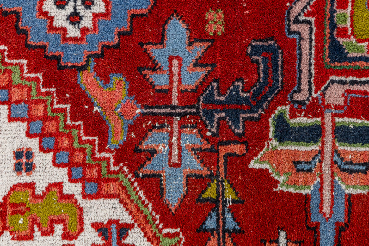 An Oriental hand-made carpet, Heriz. (L:350 x W:252 cm)