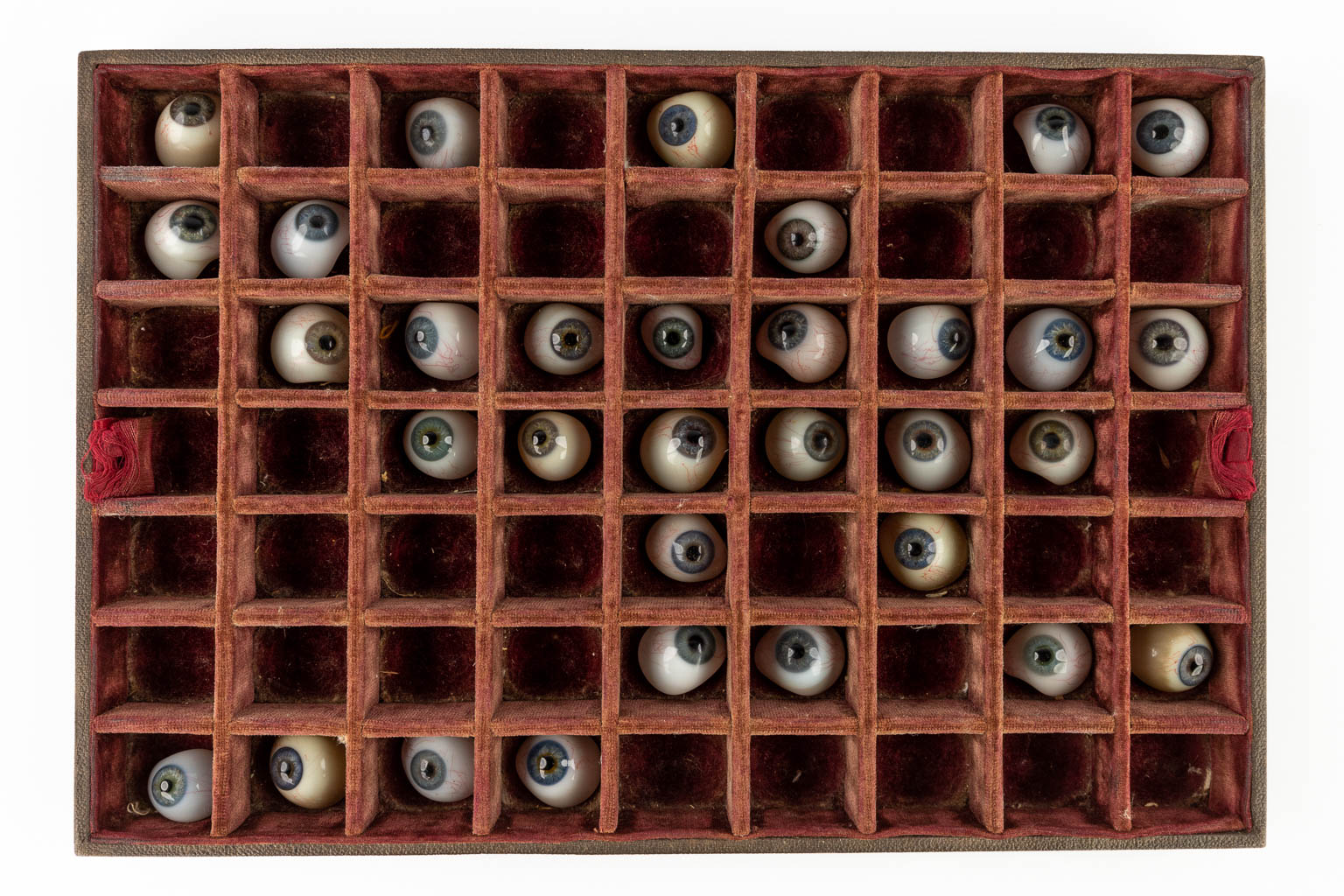 Een grote collectie prothetische ogen, glas, 73 stuks, Circa 1900. (L:23 x W:32 x H:6 cm)