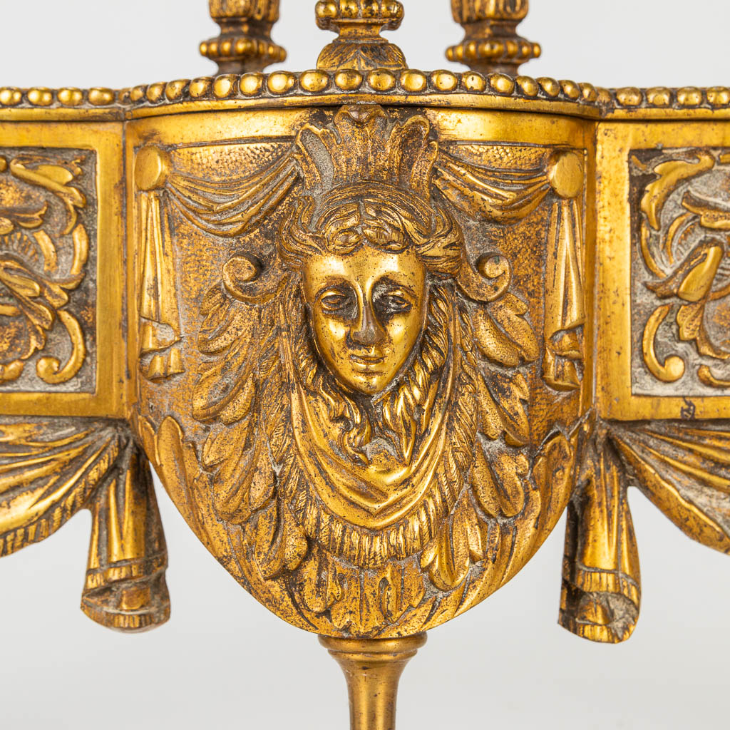 Een paar haardvuurbokken gemaakt uit brons in Lodewijk XVI stijl