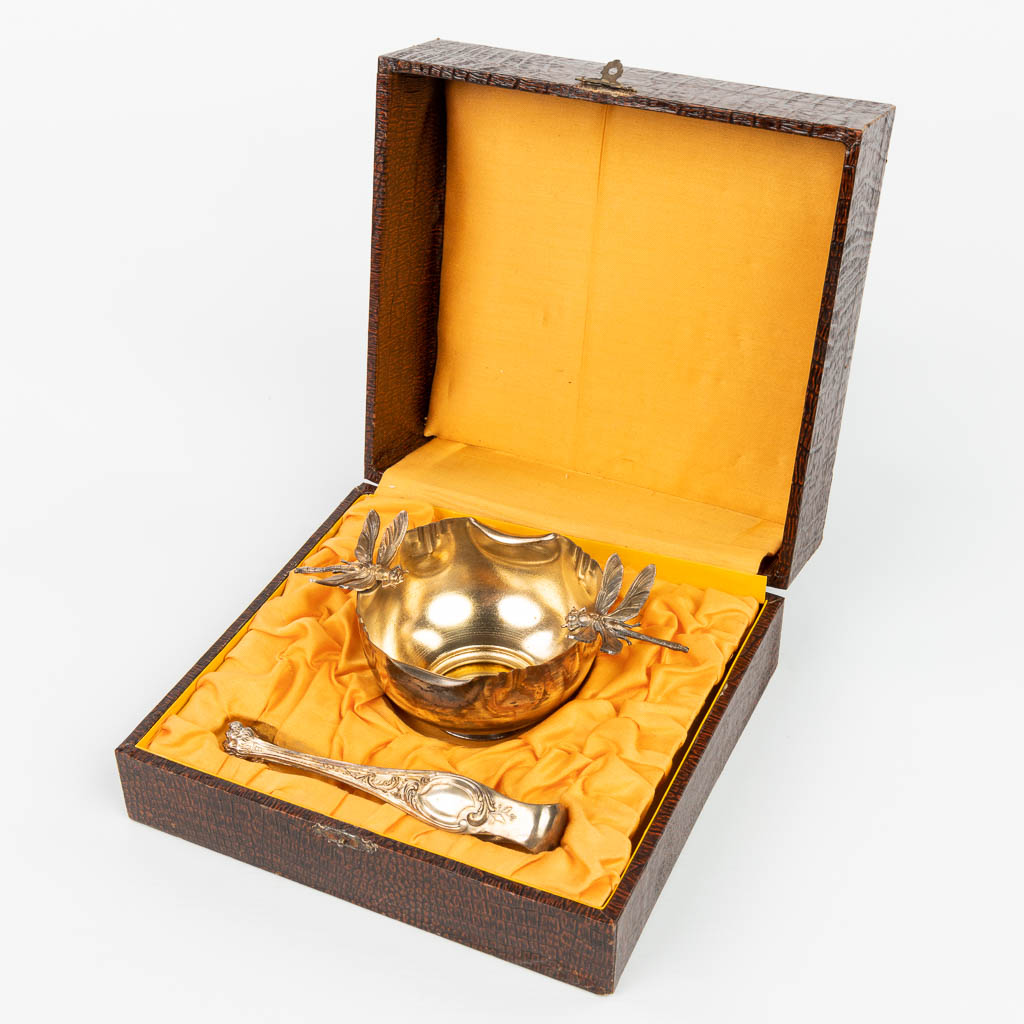 Een art nouveau suikerschaal en suikertang gemaakt uit verguld metaal in de originele doos. (H:6,5cm)