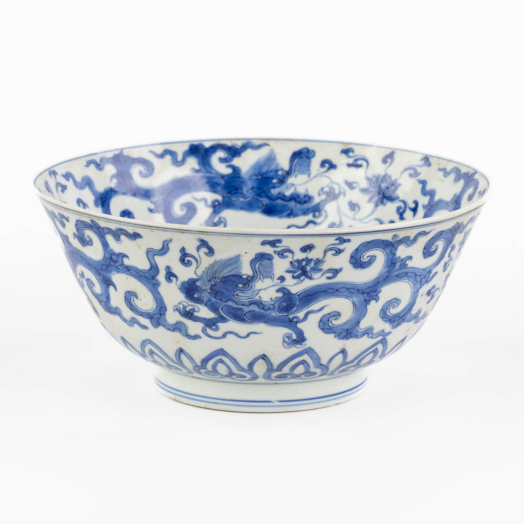 Lot 009 A Chinese bowl with dragon decor, Blue-White decor, Kangxi period. (H:9,5 x D:21 cm)