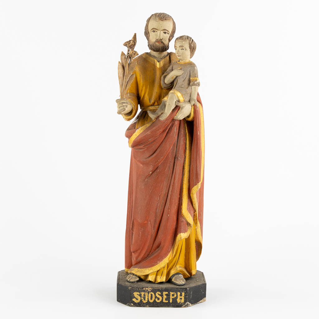 Een collectie houtgesculpteerde Corpus Christi en Heiligen. 19de en 20ste eeuw. (W:38 x H:53 cm)