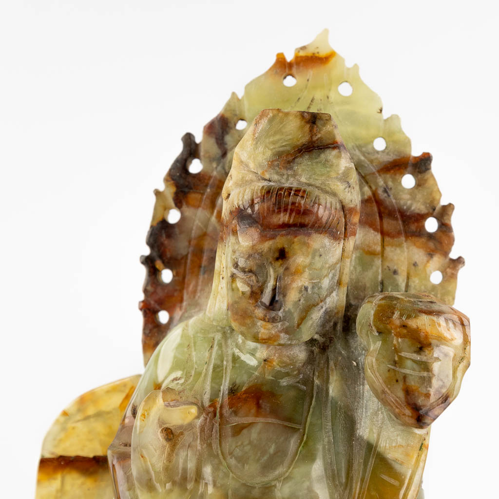 Een Chinese scultpuur van GuanYin, jadeiet, 20ste eeuw. (H:22 cm)