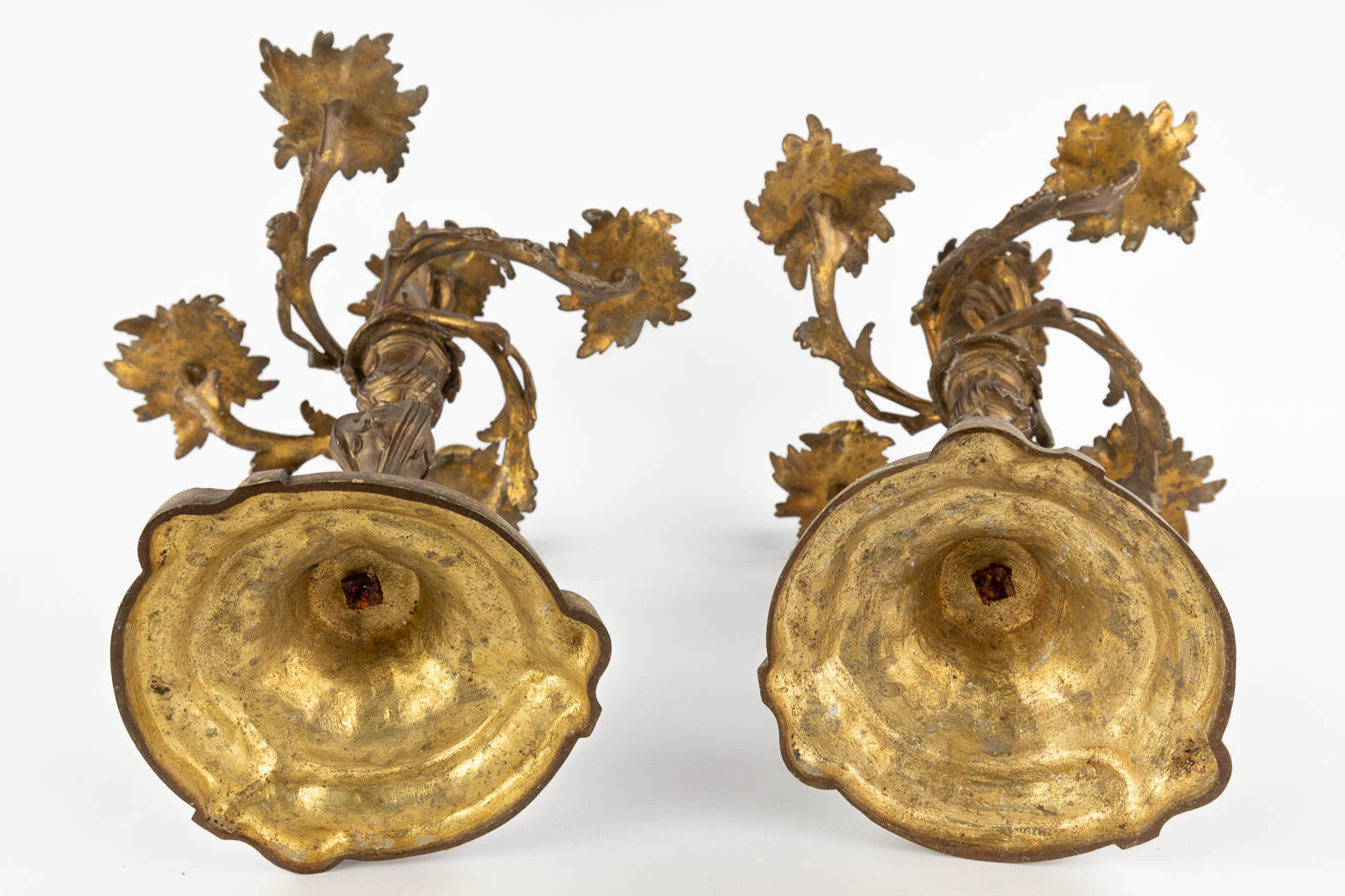 A pair of table candelabra, bronze in louis XV style. Circa 1900. (D:30 x W:30 x H:45 cm)