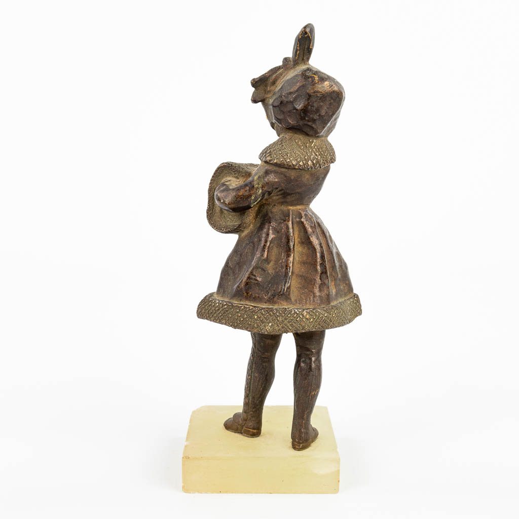 Een beeld van een meisje Chryselephantine gemaakt in art deco stijl. (H:16,5cm)
