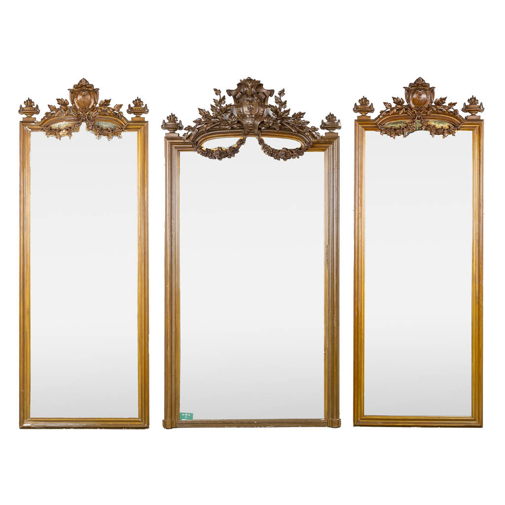 Drie grote spiegels, vergulde stucco in Lodewijk XVI stijl. Circa 1900. (W:118 x H:226 cm)