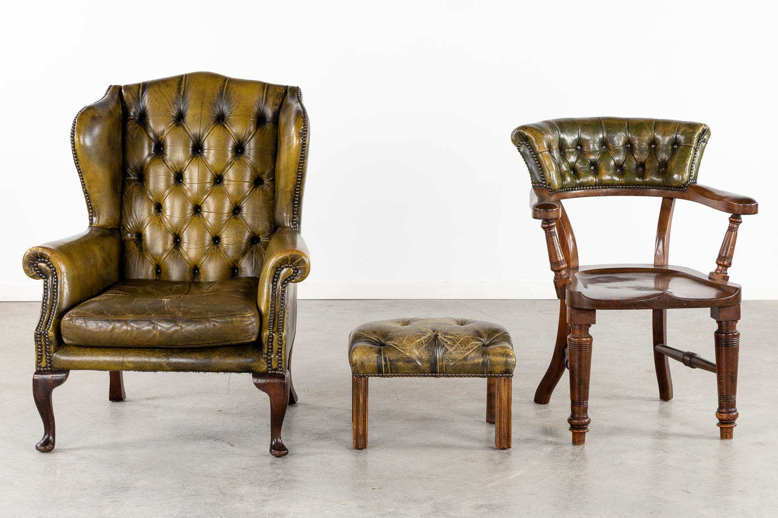 A Lounge chair, office chair and ottoman, Leather on wood, Chesterfield. (L:84 x W:80 x H:100 cm)