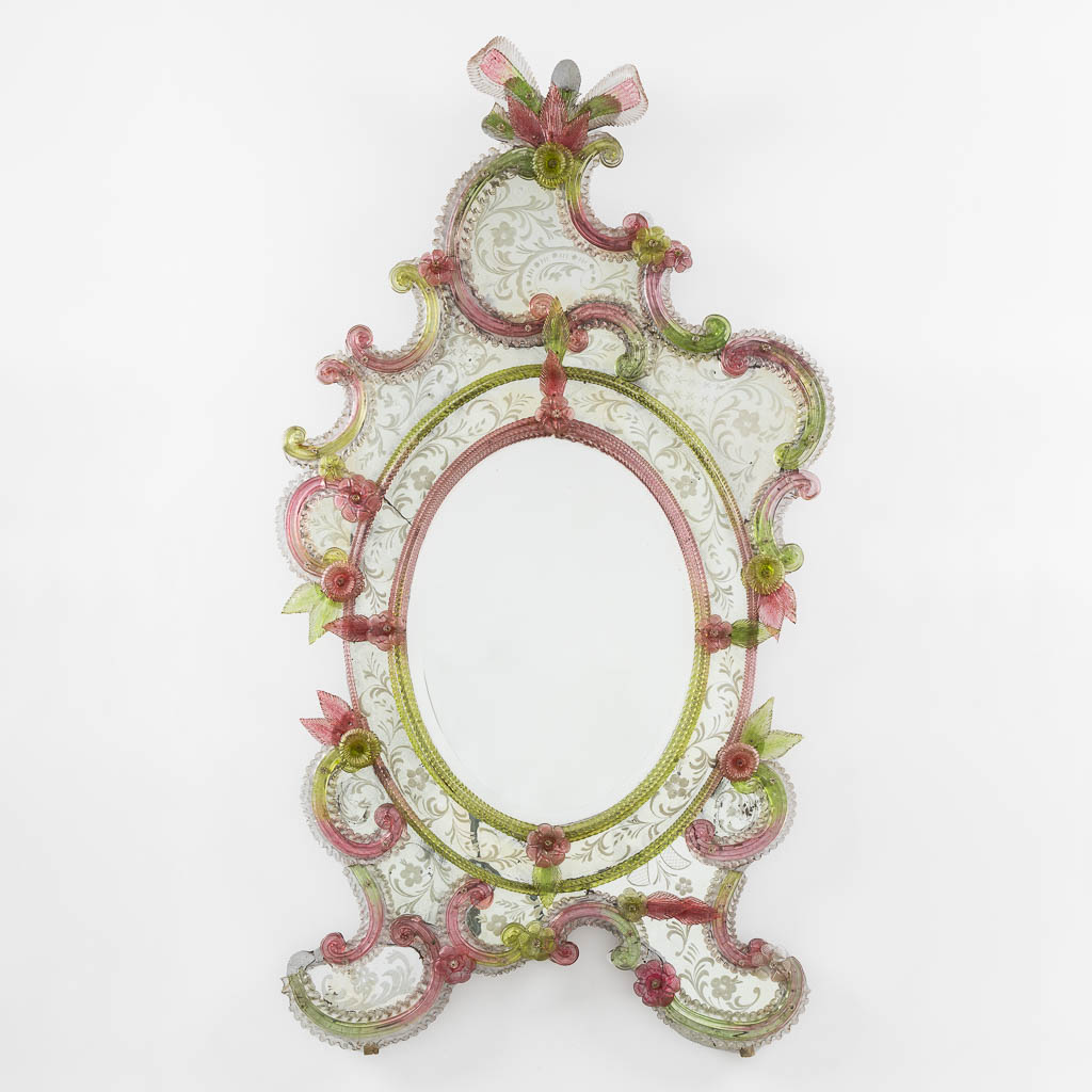 Een Venitiaanse spiegel, geëtst en gekleurd glas. Circa 1900. (W:83 x H:150 cm)