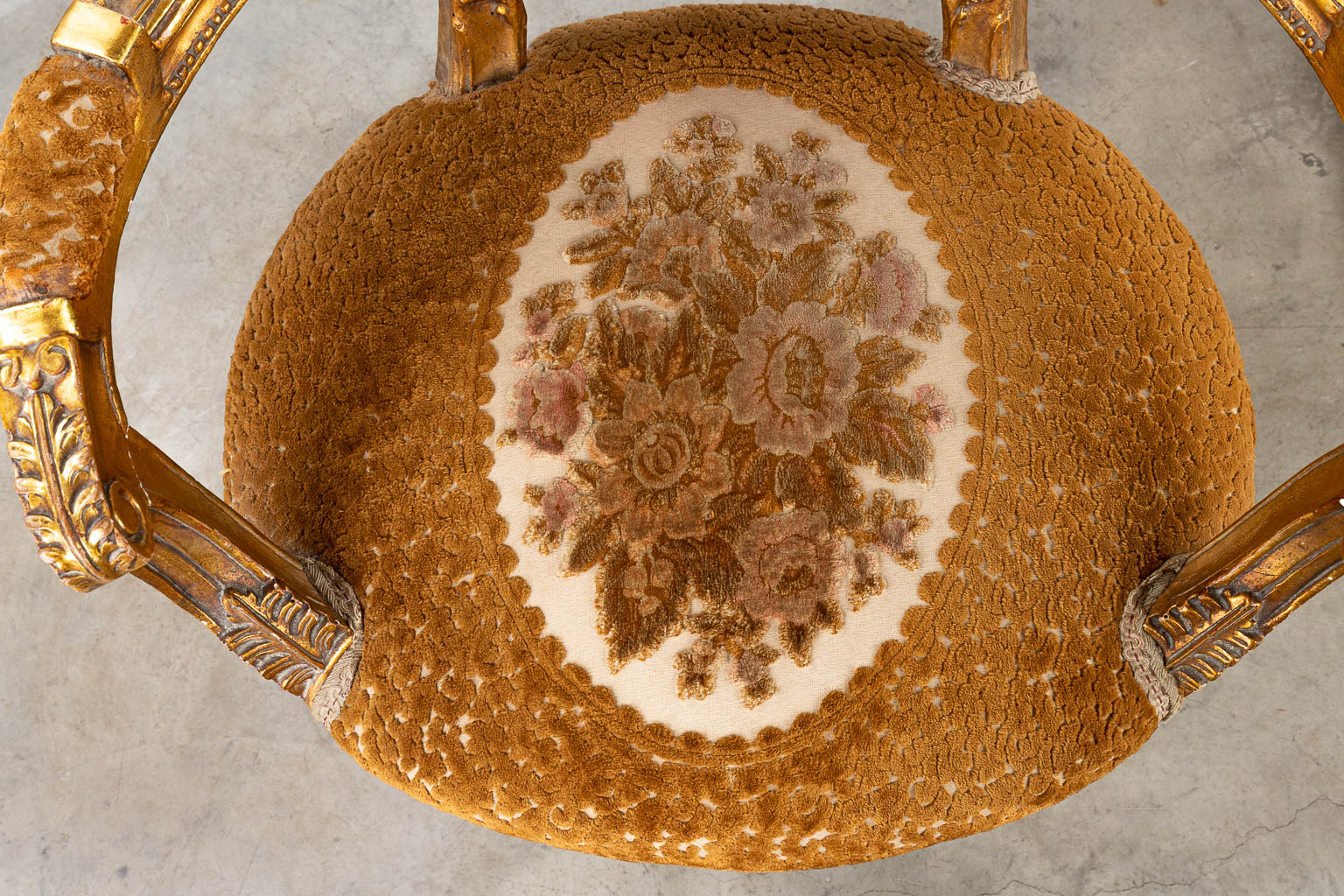 Een paar armzetels gemaakt in Lodewijk XVI stijl. (H:100cm)