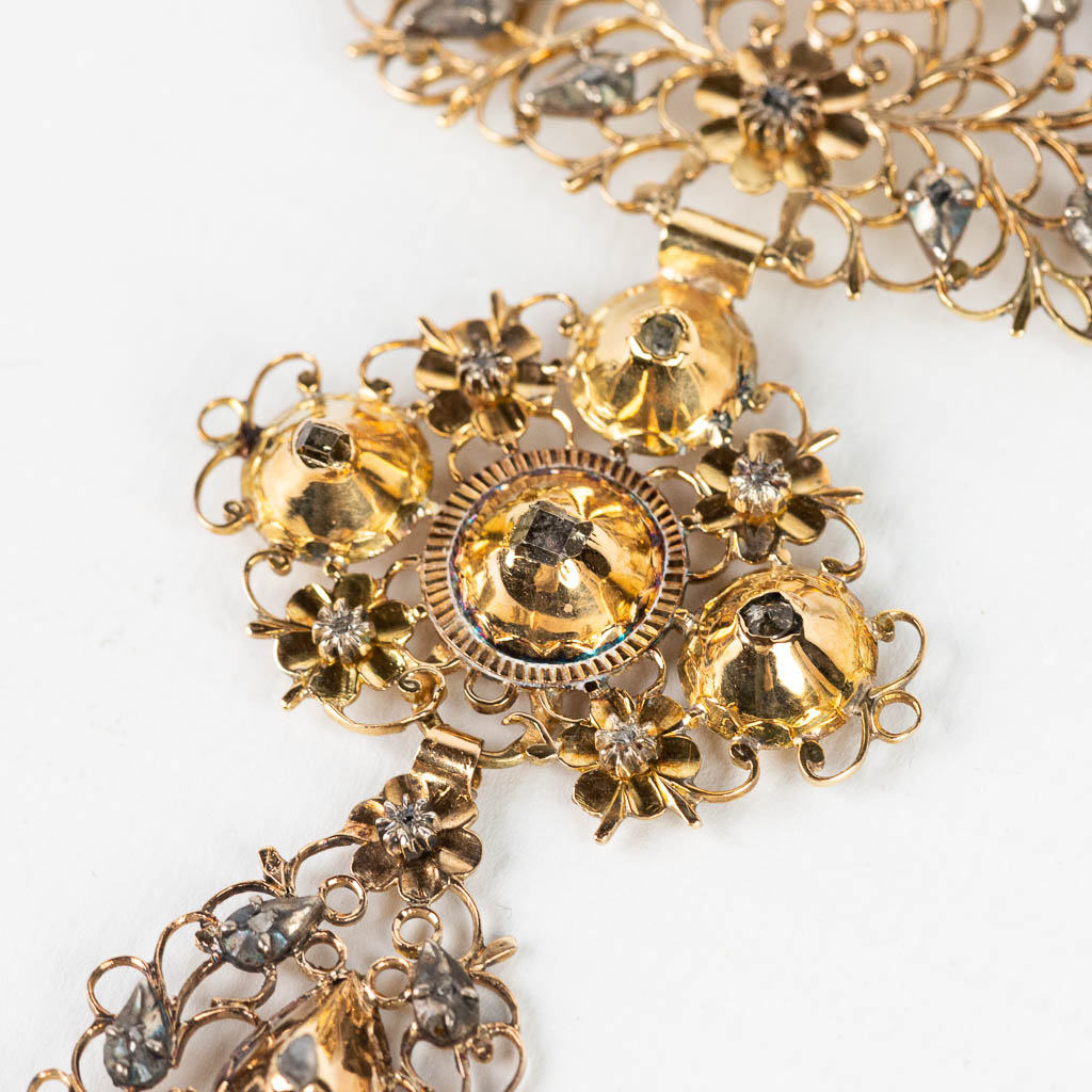 Een antieke hanger met diamanten, waarschijnlijk 18 karaats goud. 18de eeuw. (H:8cm)