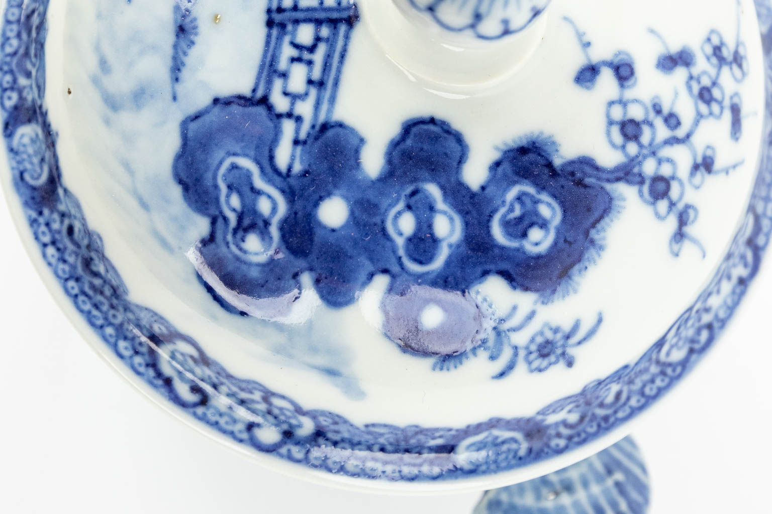 Een Chinees potje met deksel gemaakt uit porselein en versierd met bloemen en vogels. (H:13,5cm)