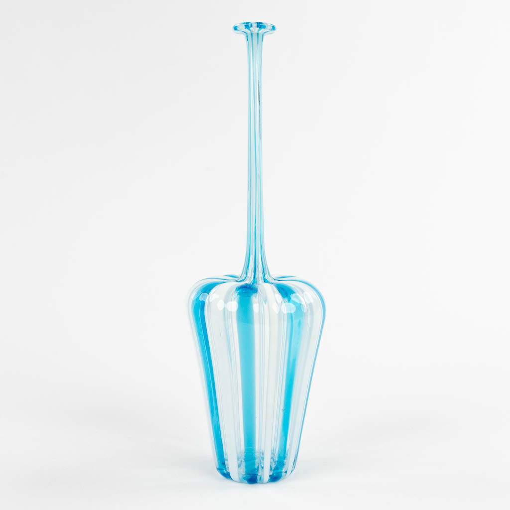 Murano, a blue and white glass vase with elongated neck. (H:28 x D:9 cm)