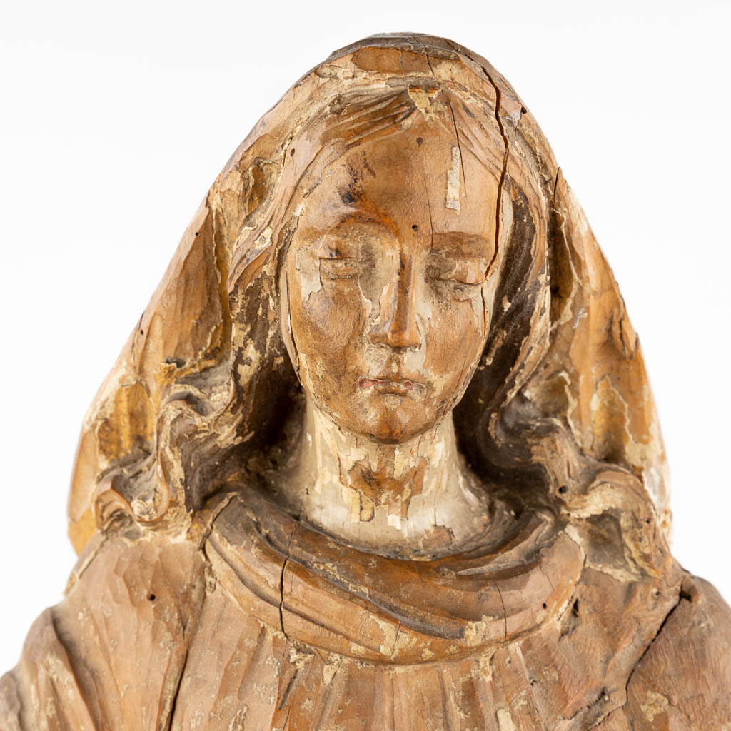 Een houtgesculpteerde Madonna, restanten van de originele patine. 18de eeuw. (D:15 x W:26 x H:62 cm)