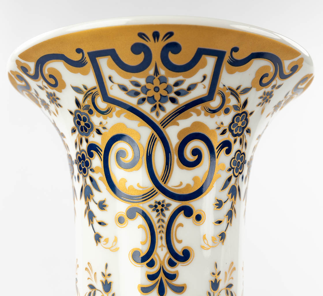Een paar vazen gemaakt uit geglazuurd porselein met goud en blauw decor, gemerkt Krautheim Bavaria (H:46cm)