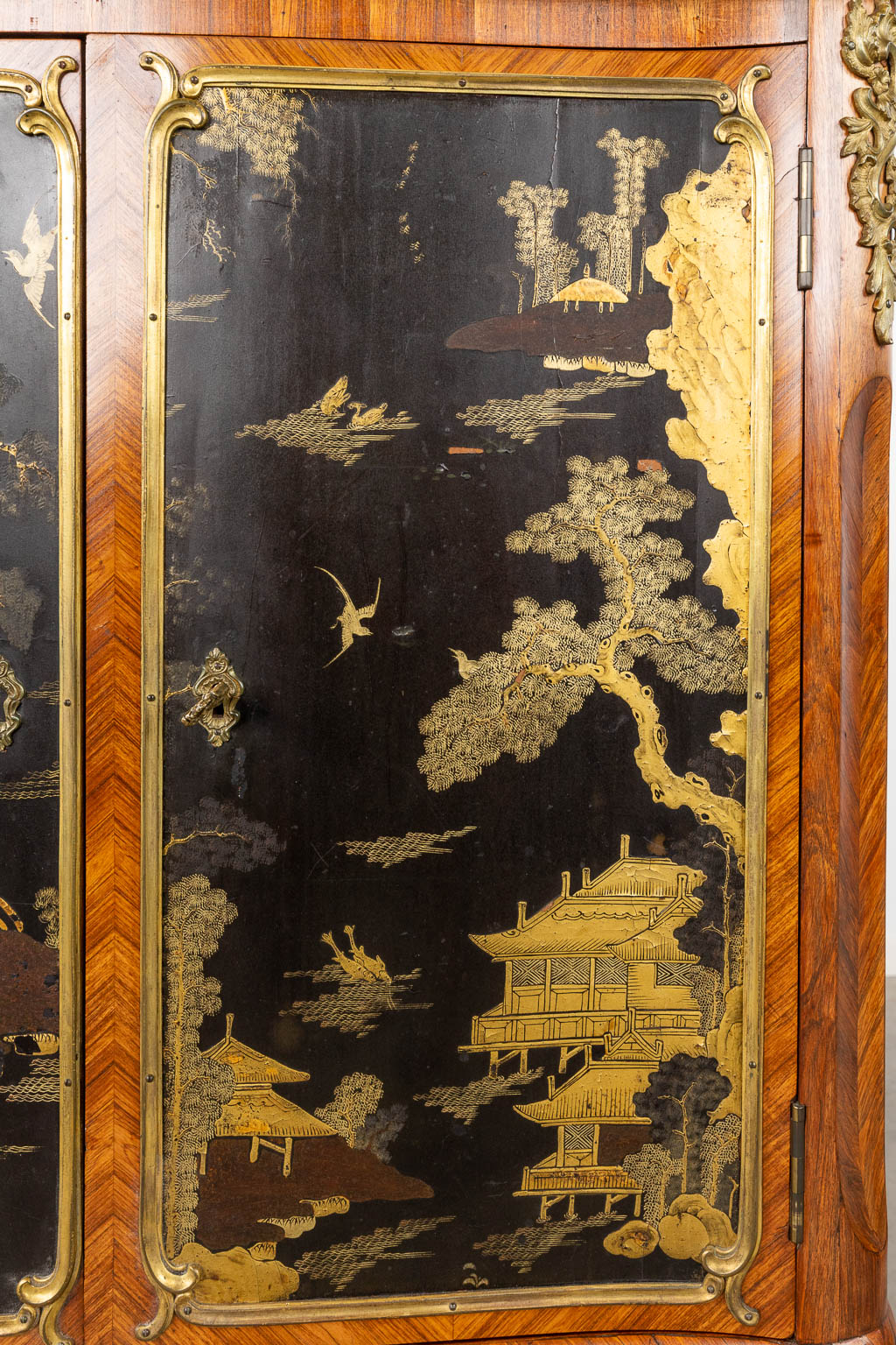 Een Lodewijk XV kabinet, Chinees lakwerk en palissander fineer, getekend Adrien Delorme. 18de eeuw. (D:47 x W:81 x H:117 cm)