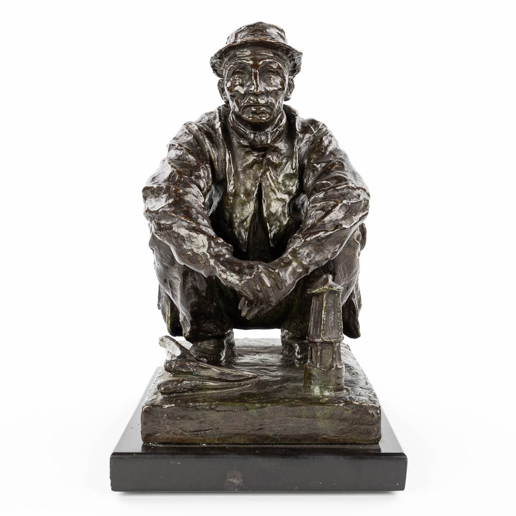 Georges PETIT (1879-1959) 'Gehurkte Mijnwerker', gepatineerd brons op marmer sokkel. (H:21,5cm)