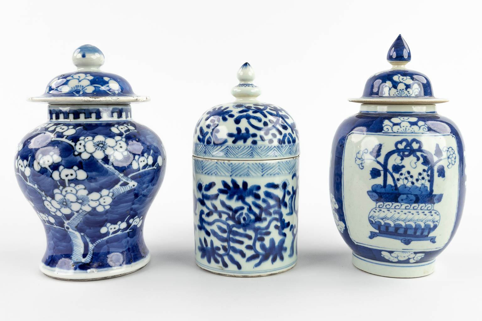 Drie stuks Chinees blauw-wit porselein. 20ste eeuw. (H:21 x D:13 cm)