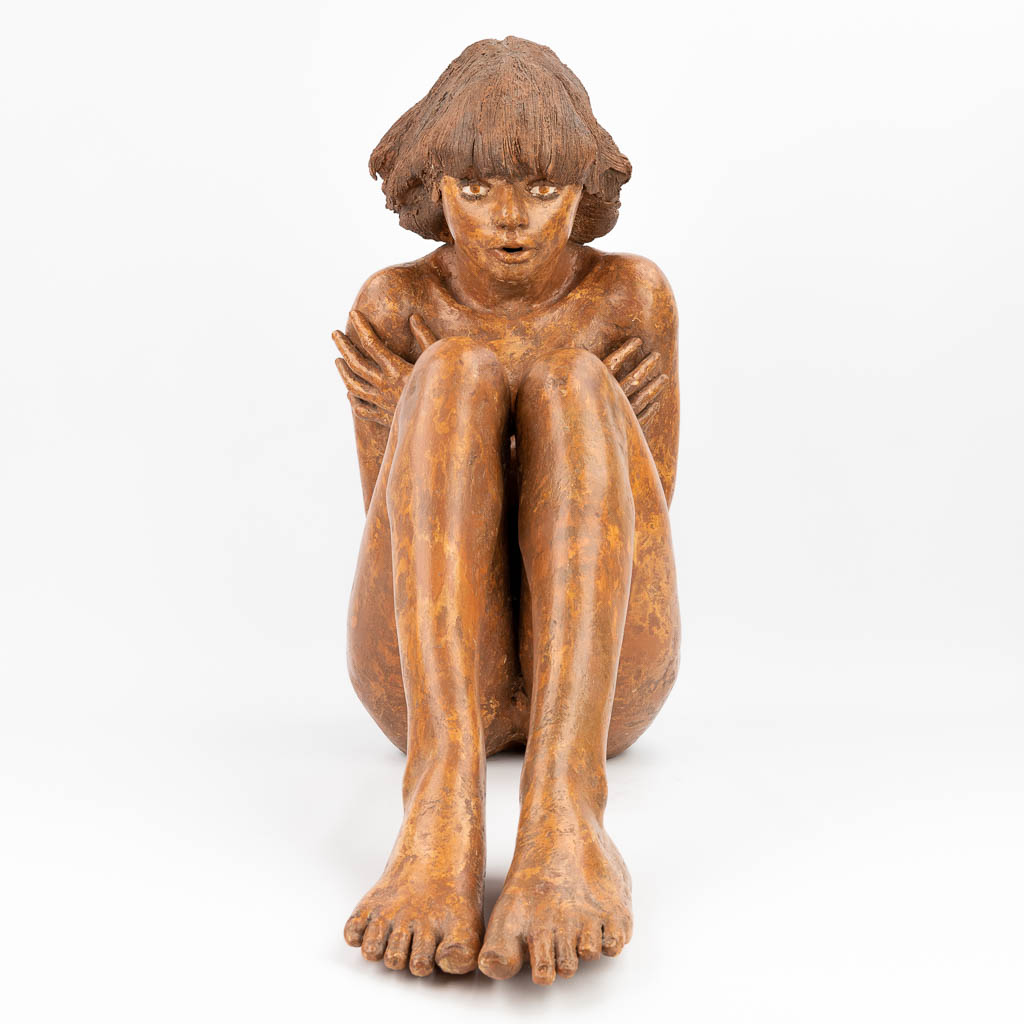 Jan DUMORTIER (XX-XXI) 'Zittende dame' een beeld gemaakt uit terracotta. Circa 1980. (D:83 x W:30 x H:69 cm)