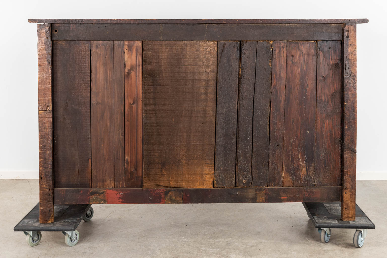 An antique dresser, 4 drawers and 2 doors, 18th C. (D:52 x W:203 x H:123 cm)