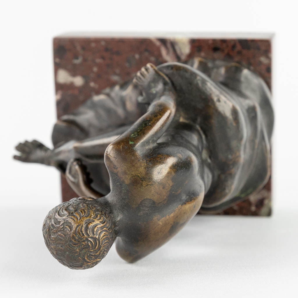Mercure, een kleine brons op marmer. 19de eeuw. (L:9,5 x W:7 x H:14 cm)