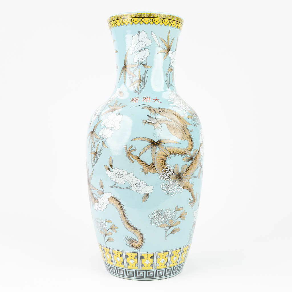 Een Chinese vaas gemaakt uit porselein en afgebeeld met draken. Gemerkt Yong Qing Chang Chun. (H: 43 x D: 20 cm)