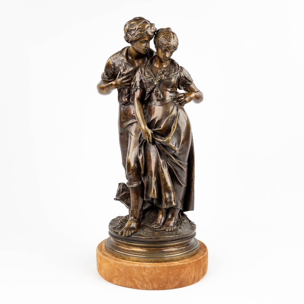 Luca MADRASSI (1848-1919) 'De Omhelzing' een beeld gemaakt uit gepatineerd brons.  (L:20 x W:26 x H:53 cm)