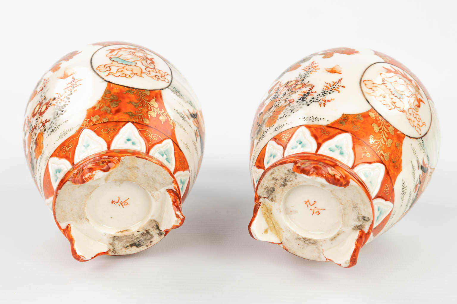 Een paar kleine vazen gemaakt uit Kutani steengoed, gemaakt in Japan. (H:17cm)
