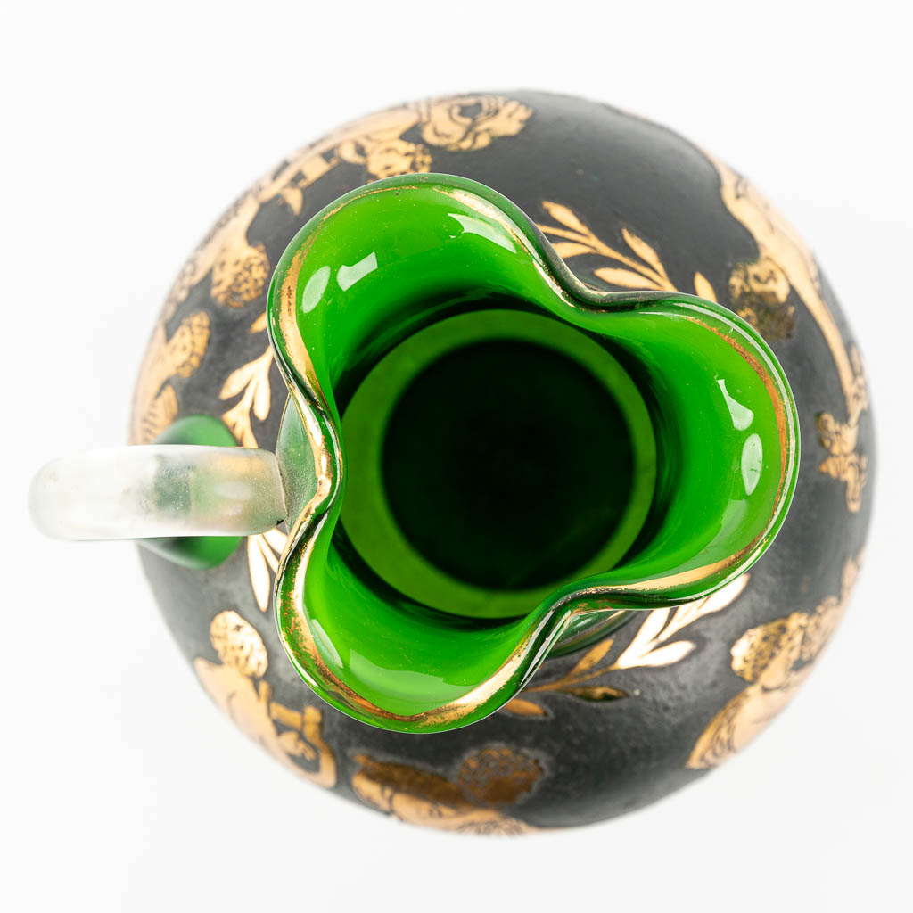 Een vaas gemaakt uit groen glas met een geëtste Romeinse scène. (H:19cm)