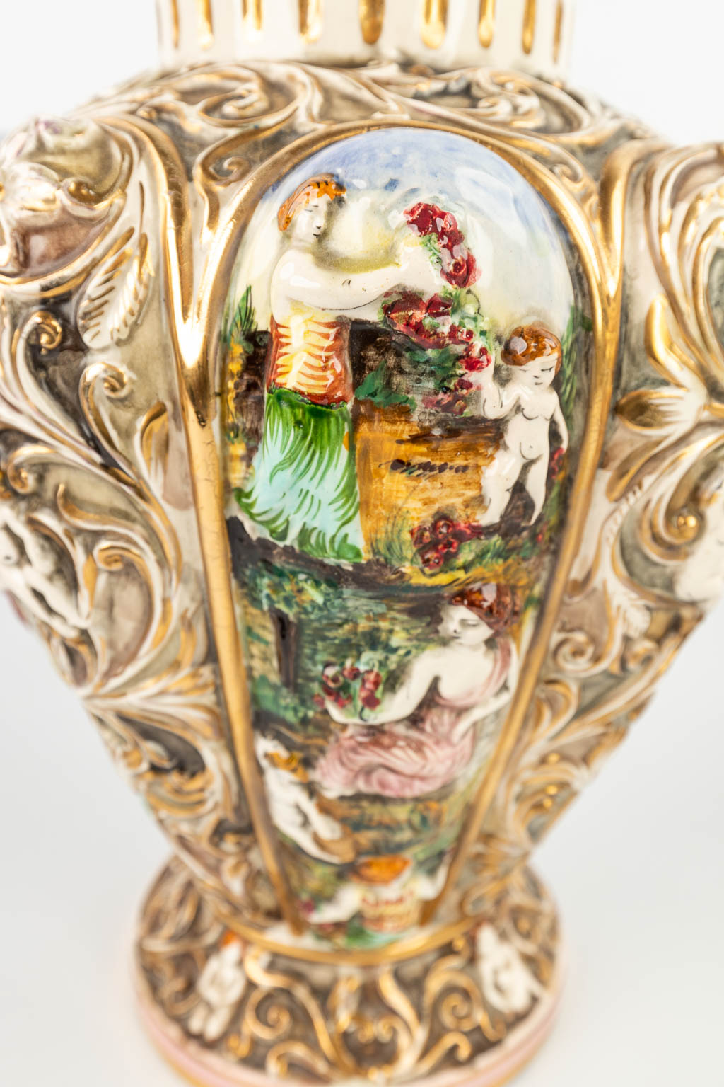 Een collectie van 6 vazen en potten gemaakt uit geglazuurde faience door Capodimonte, Italië. (H:66cm)