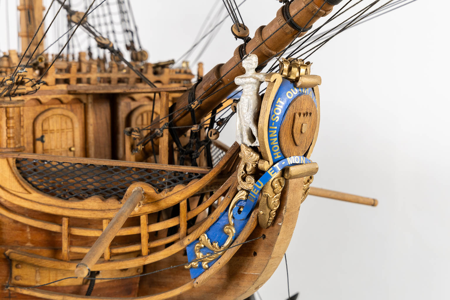 H.M.S. Victory, een groot en decoratief, handgemaakt schip. (L:56 x W:320 x H:285 cm)
