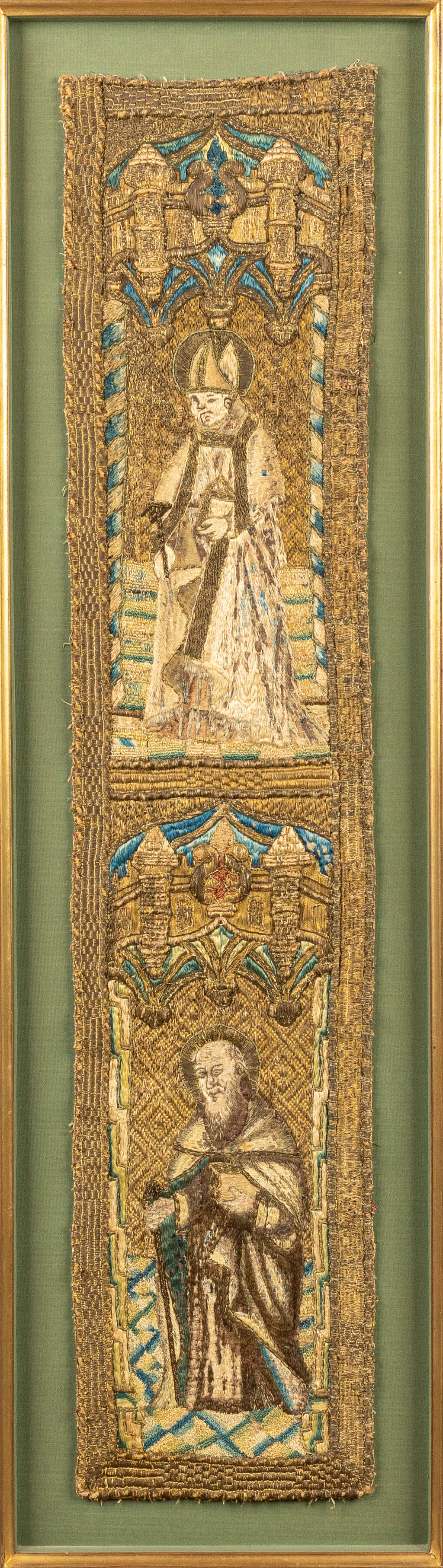 Een paar fragmenten van een kazuifel of priestergewaad met afbeeldingen van Heiligen. (H:92cm)