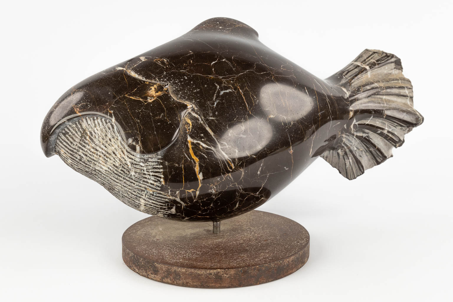 Lucien GHOMRI (1949) 'Walvis' gesculpteerde marmer. (D:20 x W:48 x H:25 cm)
