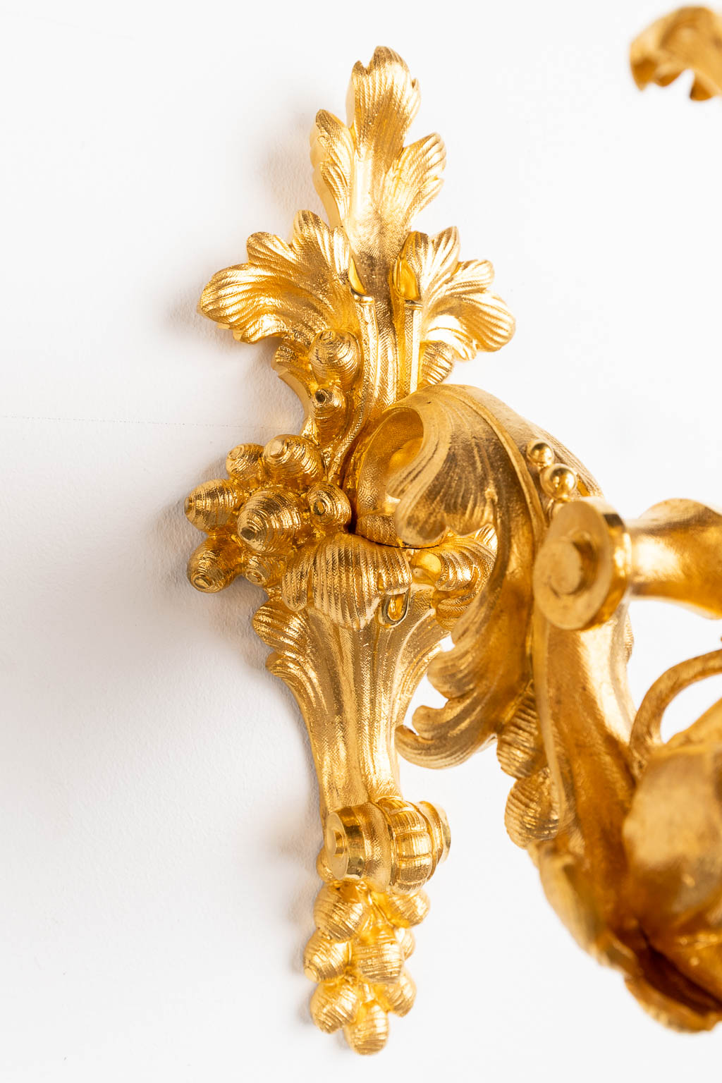 A pair of wall lamps or candle holders, lions with a heraldic image. Gilt bronze. Circa 1900. (D:35 x W:20 x H:35 cm)