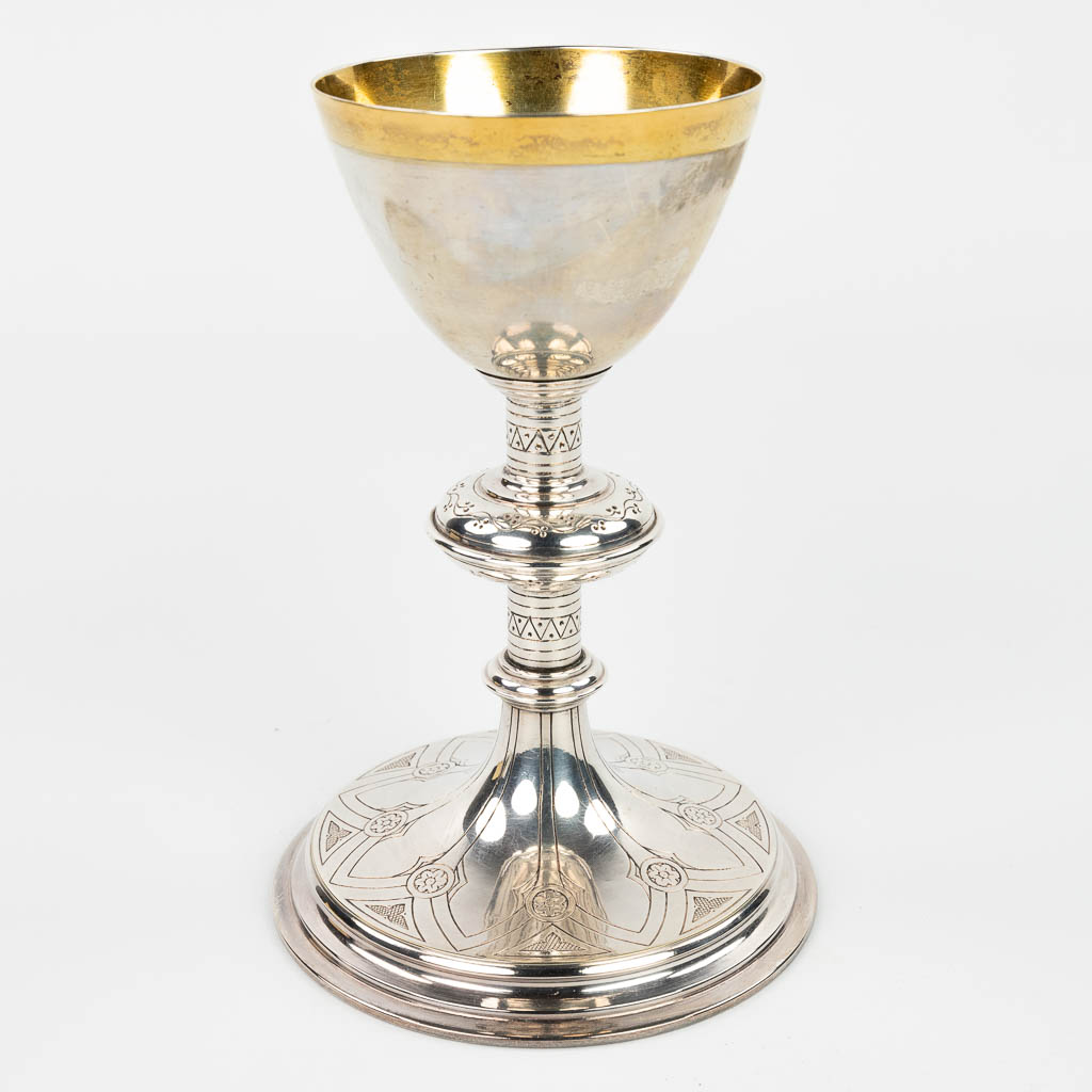 A chalice, gothic revival with paten made of fabric. Silver-plated metal. (H:18cm)