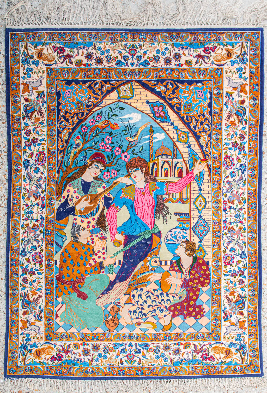 Een figuratief Oosters tapijt, Tabriz, gemaakt uit zijde en wol. (153 x 108)