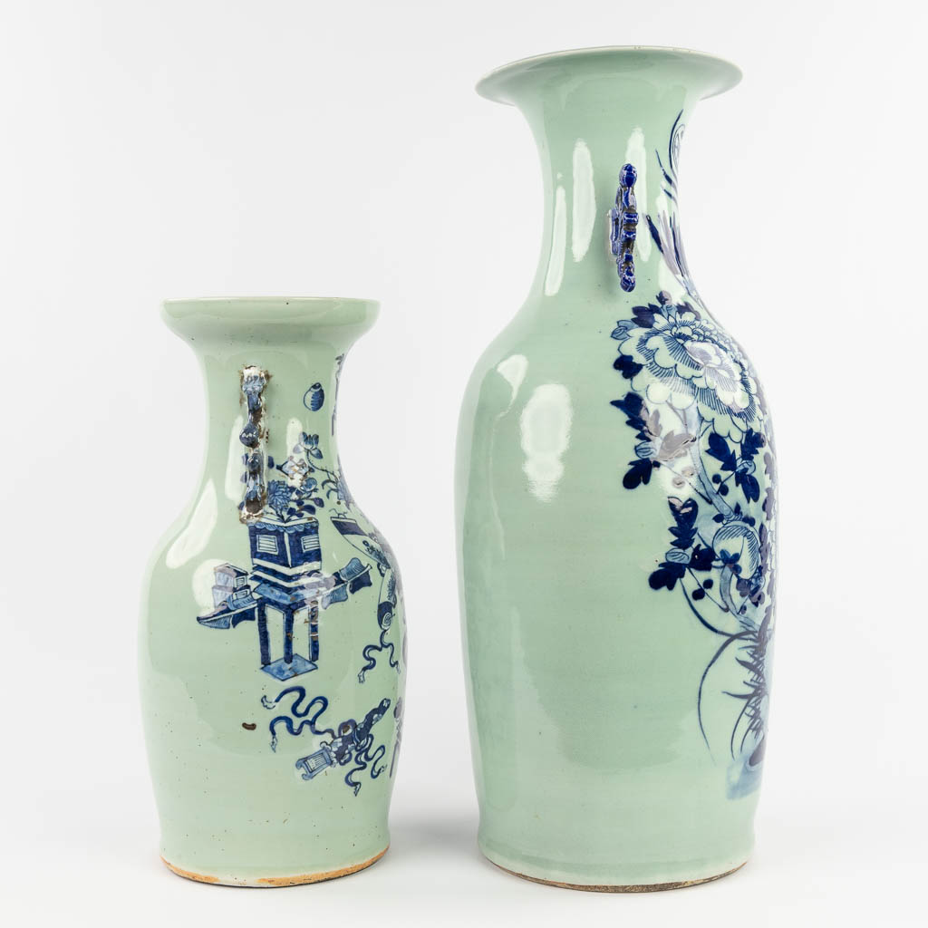Twee Chinese vazen, celadon met een blauw-wit decor. 19de/20ste eeuw (H:59 x D:24 cm)